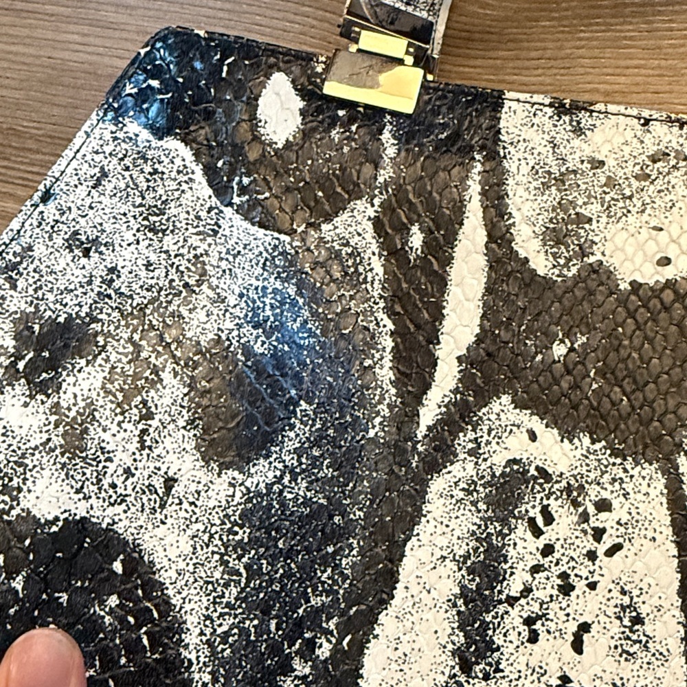 Fendi black and white calf skin embossed patterned shoulder bag - Picture 6 of 9